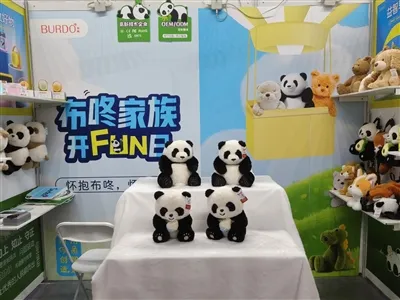 Shenzhen AI Toy Expo 2025 s stojnico Viral AI Panda